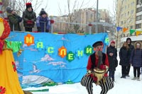Увеличить и посмотреть фото Широкая масленица на дворовых площадках