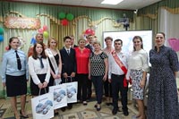Увеличить и посмотреть фото Руководители УВД по ЗАО и представители общественности поздравили выпускников подшефного детского дома