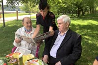 Увеличить и посмотреть фото Для ветеранов ВОВ сотрудники полиции ЗАО организовали отдых на природе