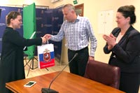 Увеличить и посмотреть фото Руководители Общественного совета при ГУ МВД России по г. Москве наградили лауреатов конкурса детского творчества