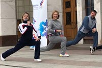 Увеличить и посмотреть фото Зарядка с олимпийскими чемпионами в МГУ