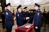 Увеличить и посмотреть фото Начальник УВД по ЗАО вручил слушателям Московского университета МВД России имени В.Я. Кикотя первые офицерские погоны