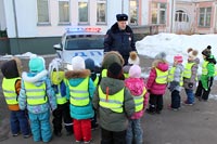 Увеличить и посмотреть фото Госавтоинспекторы Западного округа г.Москвы рассказали о правилах дорожного движения в детском саду