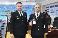 Увеличить и посмотреть фото В УВД по ЗАО наградили сотрудников служб профессиональной подготовки