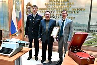 Увеличить и посмотреть фото Для создаваемого в УВД по ЗАО музея общественники передали новые экспонаты