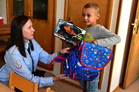 Увеличить и посмотреть фото Полицейские и члены Общественного совета при УВД по ЗАО пришли с подарками к детям