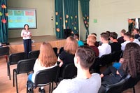 Увеличить и посмотреть фото Сотрудники Отдела по контролю за оборотом наркотиков УВД по Западному округу г. Москвы провели с учащимися школы округа профилактические беседы