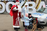Увеличить и посмотреть фото Полицейский Дед Мороз из ОГИБДД Западного округа поздравил автолюбителей с наступающим Новым годом