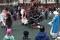 Увеличить и посмотреть фото Новогодние уличные гуляния 28 и 29 декабря 2019 года