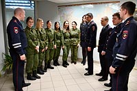 Увеличить и посмотреть фото В рамках Всероссийской акции «Студенческий десант» сотрудники полиции УВД по ЗАО совместно с Общественным советом познакомили кадетов со службой в полициии
